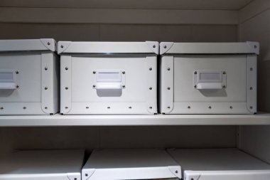 Beyaz deri kapalı kutu ev için etiket yuvalı Önden Görünüm 