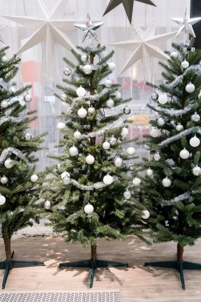 Tinsel garland ile beyaz ve gümüş dekoratif Noel ağacı, 