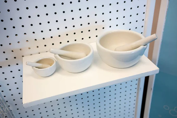 Uma linha de diferentes tamanhos de argamassa de porcelana medicina e pilão — Fotografia de Stock