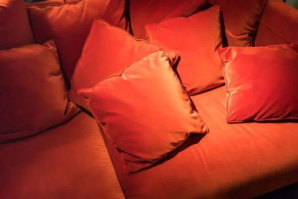 Červené sametové čtvercové polštáře na červené sametové pohovce pro abstraktní pozadí — Stock fotografie