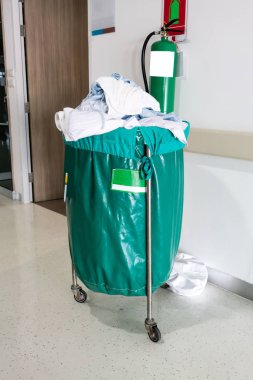 Bir yeşil ba ile hastane hareketli arabası içinde kullanılan elbise yığını