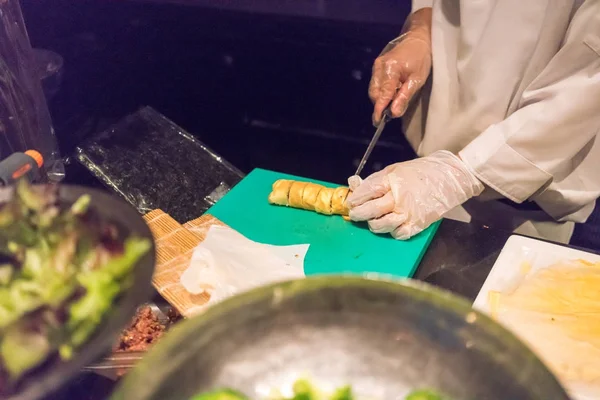 Japonês chef mão usando luvas de corte Tamagoyaki (ovo rolo ) — Fotografia de Stock
