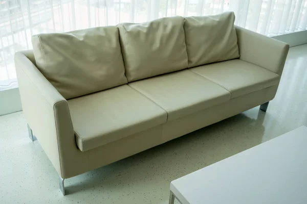 Бежевий колір шкіряного чохла диван сидіння на чистій підлозі — стокове фото