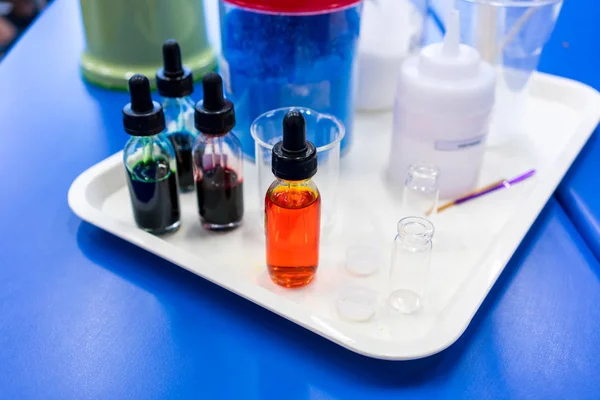 色、白いプラスチックで実験装置と化学のセット — ストック写真