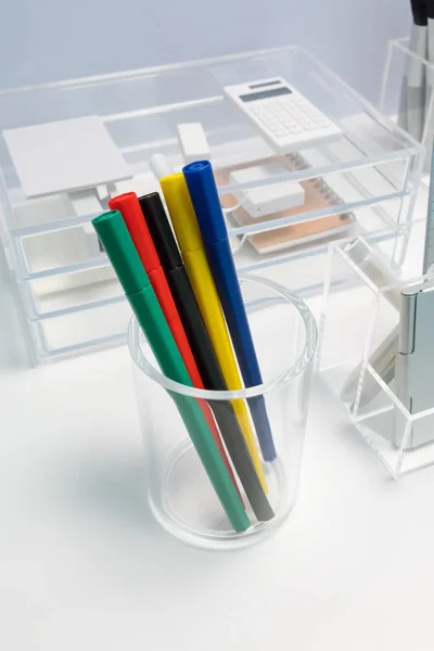 Tuschpenna i klar akryl rundad-form hållare för skrivbord organi — Stockfoto