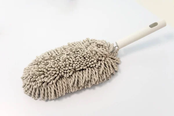 Edredón de cepillo de microfibra con mango blanco para limpieza aislada —  Fotos de Stock