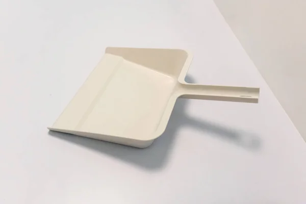 Cubo de plástico blanco aislado en blanco — Foto de Stock