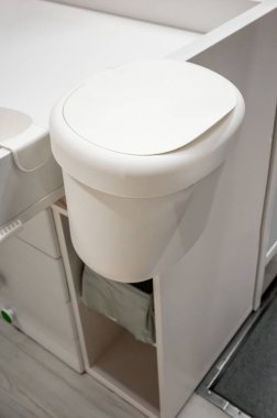Tablo değiştirme bezi üzerinde asılı kapak katlanır depolama bin. 