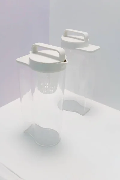 Bouteille d'eau acrylique avec bouchon en plastique facile à transporter debout sur — Photo