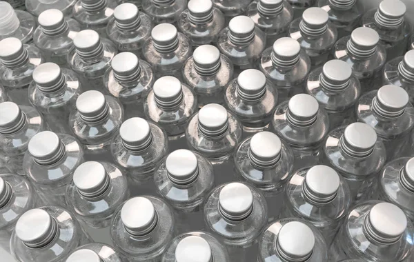 Fényes ezüst sapkák, amelyek tiszta műanyag palackok a sorok a b minta — Stock Fotó