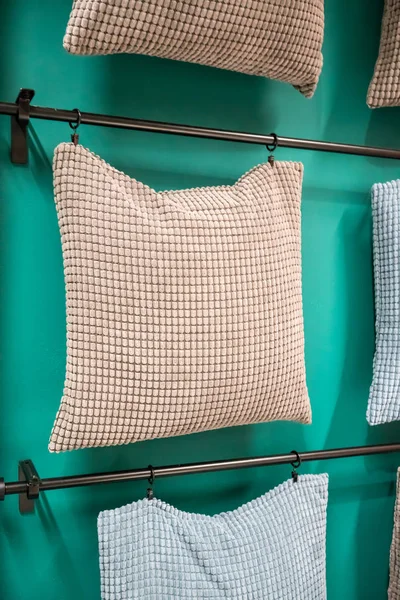 Travesseiro de sofá de pano com padrão quadrado tampa pendurada em ra de metal — Fotografia de Stock