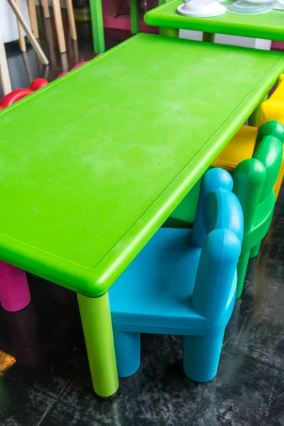 Table et chaises en plastique coloré pour les enfants à l'école d'art . — Photo