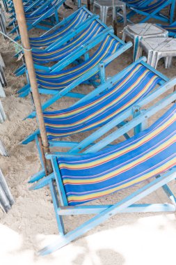 Kiralama beach tuval sandalye ve doğal beyaz kum üzerinde beyaz masa