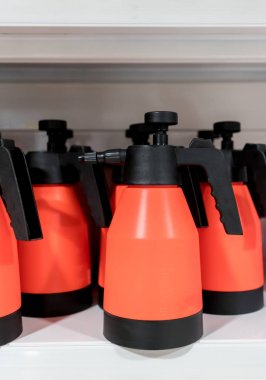 Kırmızı ve siyah renk beyaz shel sisli sprey plastik şişelerde