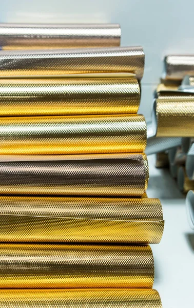 Stapel goldglänzender Geschenkpapierrollen für die Textur — Stockfoto