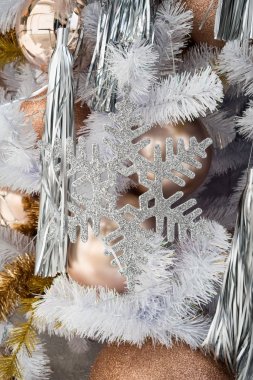 Parlak altın top ve gümüş Noel çelenk tinse ile asılı