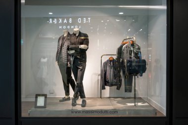 Massimo Dutti Dükkanı, Emquatier, Bangkok, Tayland, 3 Kasım 2017