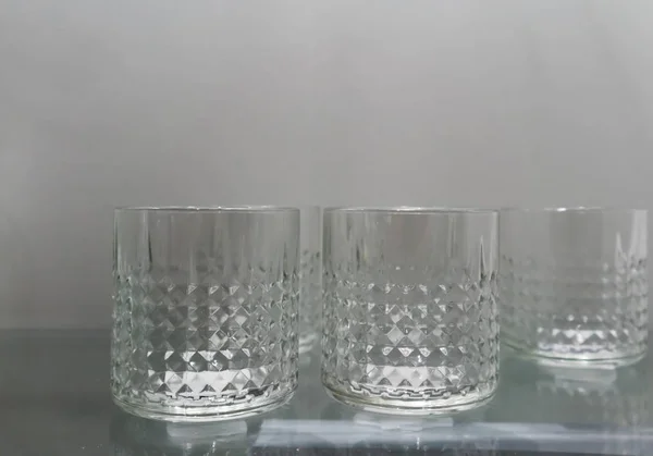 Vintage κρυστάλλινα ποτήρια ουίσκι με γεωμετρικό μοτίβο στο γυαλί t — Φωτογραφία Αρχείου