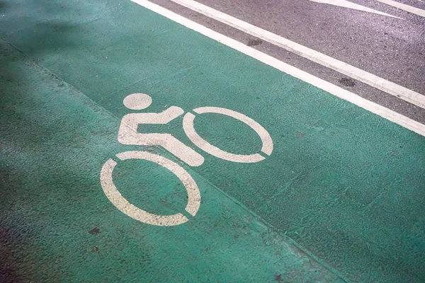 Sokak bisiklet yeşil şeritli boya Bisiklet işareti ile