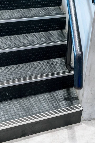 Escaleras antideslizantes con patrón de puntos cerca para el fondo . — Foto de Stock