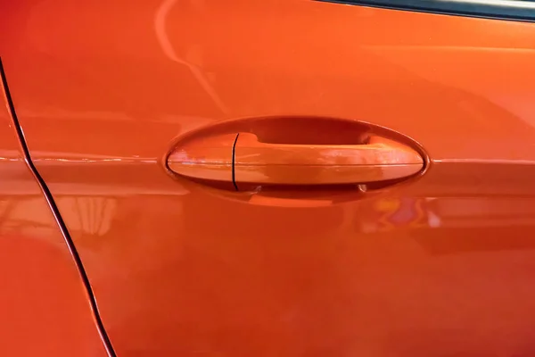 Manija naranja de la puerta del coche. Detalle exterior del coche —  Fotos de Stock