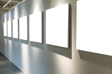 Boş poster duvarlara asılı ile boş Sanat Galerisi.