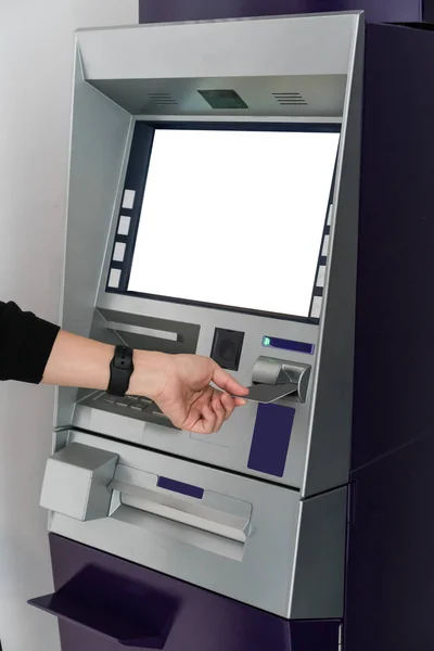 Mão de mulher asiática inserindo cartão na máquina ATM . — Fotografia de Stock