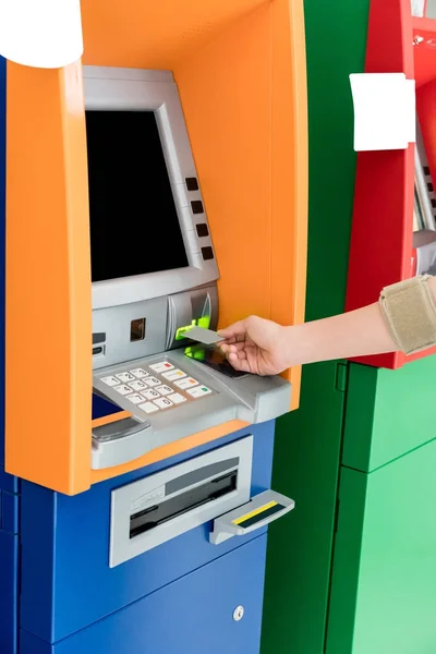 Mão de mulher asiática inserindo cartão na máquina ATM . — Fotografia de Stock