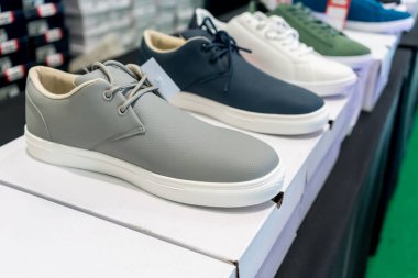 Satılık Beyaz kutuları üzerinde rahat ayakkabı