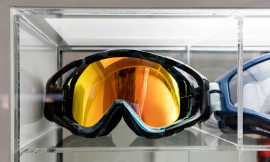 Motocross gözlük mağazasından akrilik ekranda