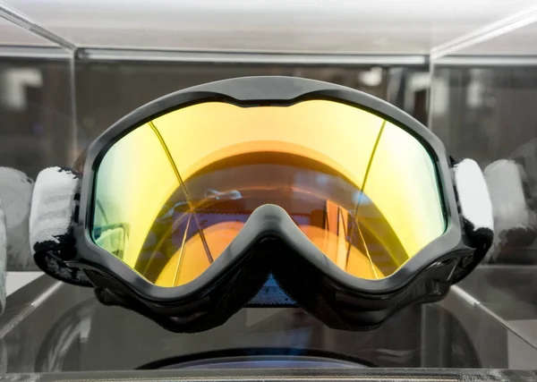 Motocross-Brille auf Acryldisplay im Geschäft — Stockfoto