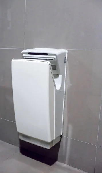 Современная вертикальная сушилка для рук в общественных туалетах — стоковое фото