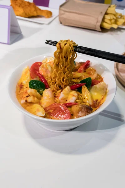 Konstgjorda instant noodle med ”Tom-Yum”, Thai kryddig smak — Stockfoto