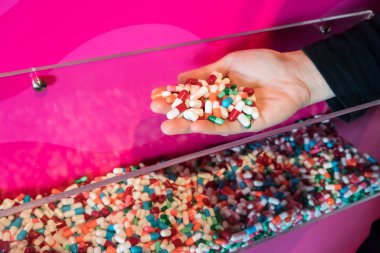 Renkli kapsül ilaç grubu tutan kadın el