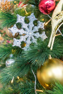 Parlak gümüş Noel çelenk tinsel ve süs eşyaları ile asılı 