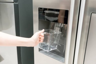 Boş plastik konteyner i altında tutan kadın el kadar kapalı