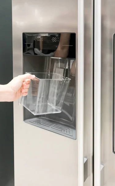 クローズ アップ i の下で空のプラスチック容器を持つ女性の手 — ストック写真