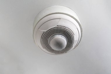 Kullanılan duman dedektörü, yangın alarm beyaz izole 