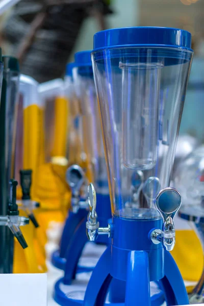 Torre de cerveja ou bebida vazia, dispensador ou recipiente em azul — Fotografia de Stock