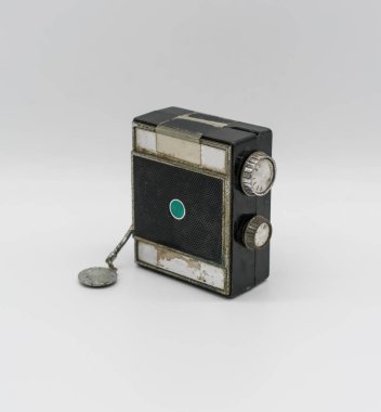 Cep vintage radyo beyaz izole 