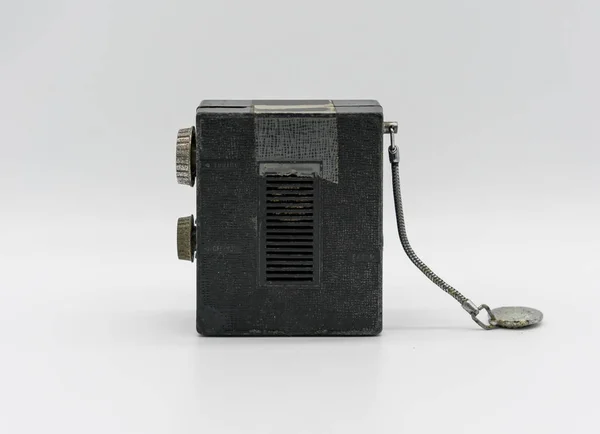 Карманное винтажное радио, изолированное на белом — стоковое фото