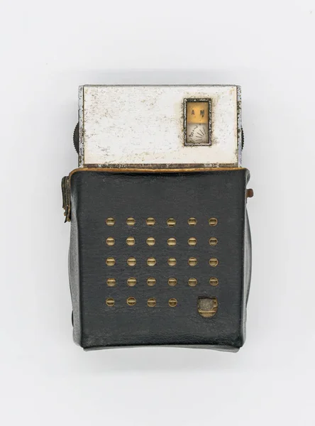 Pocket vintage radio isolerad på vit — Stockfoto