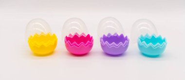 Renkli plastik Paskalya yumurtaları üzerine beyaz izole topluluğu 