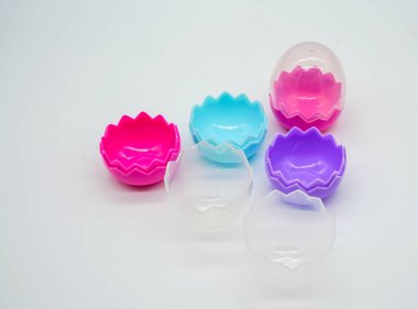 Renkli plastik Paskalya yumurtaları üzerine beyaz izole topluluğu 