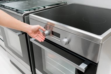 Kadının el fırın Makinası ısı düğmesini ayarlama