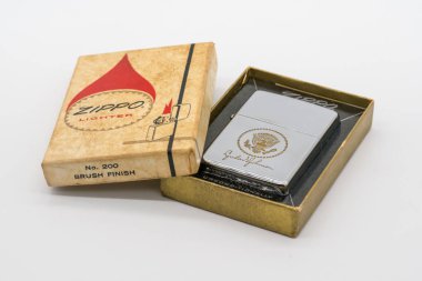 Bangkok, Tayland - 20 Aralık 2017: Vintage Zippo Çakmak Limited 