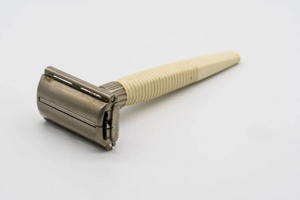Navaja de afeitar y afeitadora de borde retro vintage aislada en blanco —  Fotos de Stock