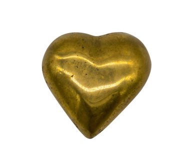 Altın pirinç kalp üzerinde beyaz izole 