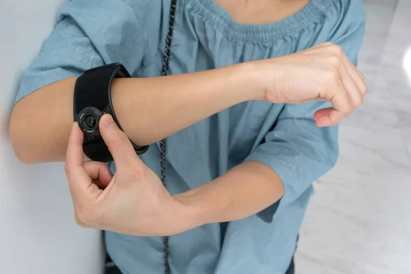 Asiatico donna indossare nero gomito brace per ridurre il dolore — Foto Stock