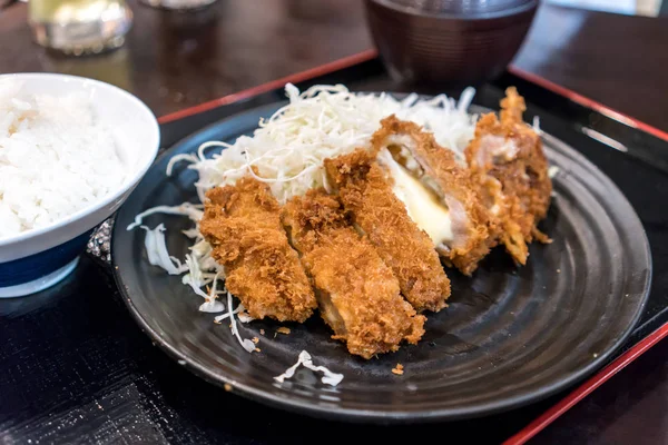 Chuleta de cerdo frita cerrada recubierta con pan panko escamoso c —  Fotos de Stock